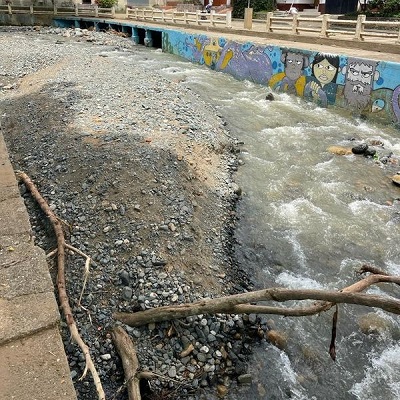 material de rio al interior de la piscina municipal