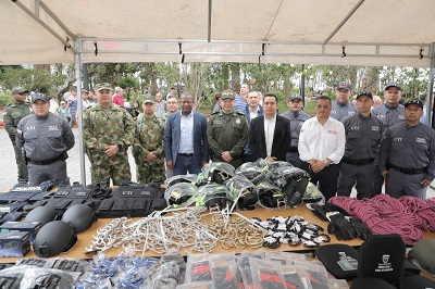 Gobernador del Cauca, entrega dotación de equipos de seguridad a la fuerza pública