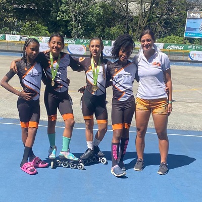 :entrenadora Salome Zuluaga y deportista del Club Diamantes del Patín
