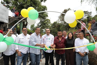 gobernador entrega placa huella