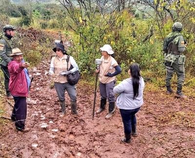 Personal de la Unidad de Restitución de Tierras y uniformados del Emcar Uniret de la Policía Nacional 