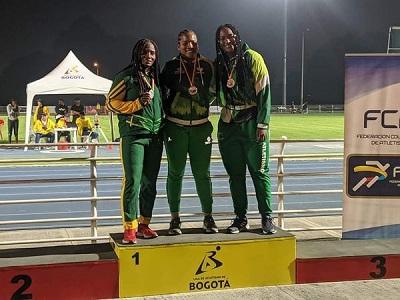 Atletas caucanas recibiendo el oro y plata 