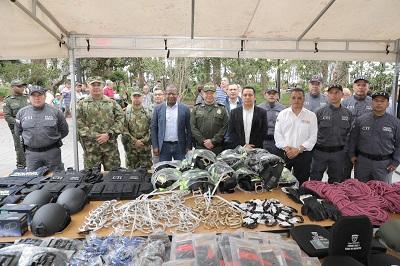 Gobernador del Cauca, entrega dotación de equipos de seguridad a la fuerza pública 