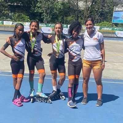 :entrenadora Salome Zuluaga y deportista del Club Diamantes del Patín