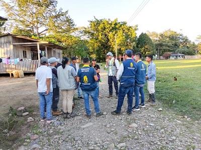 Comunidad, funcionarios de la Oficina Asesora para la Gestión del Riesgo y del Servicio Geológico Colombiano (SGC)