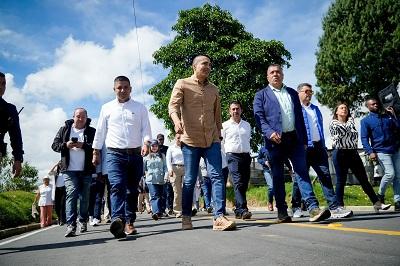 Gobernador del cauca entrega via pavimentada en silvia 