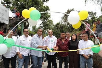 gobernador entrega placa huella